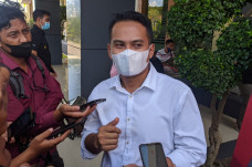 Karyawan Pabrik Kertas...