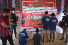 Komplotan Pencuri Kotak...