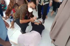 Puluhan Warga Karawang...
