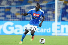 Bek Tengah Napoli Masuk...