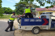 Tabrak Pohon Pengendara...