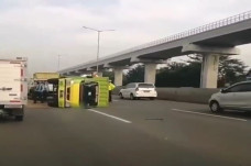 Truk Terguling di Cikunir,...