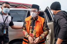 Kenakan Rompi Tahanan...