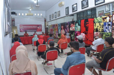 ARW Serahkan Bantuan...