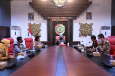 Luar Biasa, Kabupaten...