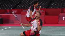 Greysia/Apriyani Raih...