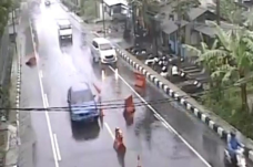 Terekam CCTV, Mobil...
