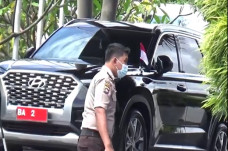 Pakai Mobil Dinas Baru...