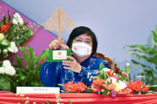 Menteri LHK Berikan...