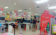 Masuk Pusat Perbelanjaan...