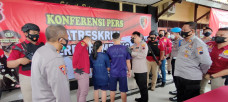Kewalahan Layani Istri,...