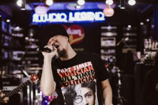 Bisnis Karaoke Mati,...