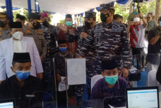 Pergi Tanpa Alas Kaki,...