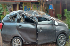 Mobil Ringsek Tertimpa...