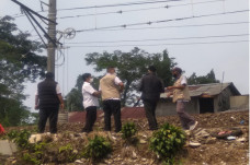 Sempat Selamatkan Cucu,...