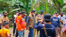 Tinjau Korban Banjir...