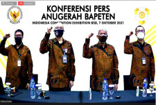 346 Instansi dan Perorangan...