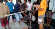 Tabrak Pria yang Sedang...