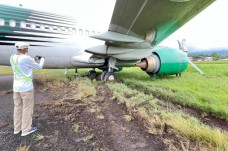 Pesawat Boeing 737-200...