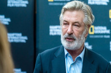 Alec Baldwin Tembakkan...