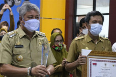Pemkab Pinrang Terima...