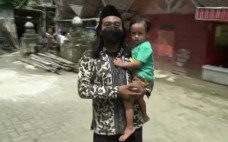 Unik! Bocah Viral dengan...