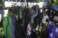 Aparat Bubarkan Paksa...