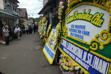 Karangan Bunga Padati...