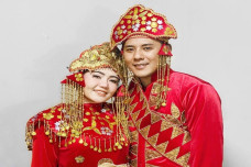 Pamer Pakaian Adat Pengantin...