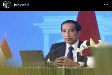 Jokowi : Target Vaksinasi...