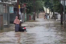 Tanggul Tak Mampu Tampung...