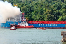 Kapal Kargo Terbakar...