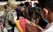 Melawan dan Rampas Senjata...