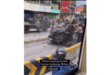 Mobil Dinas TNI Terguling...