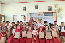 Dosen UMI Latih Siswa...