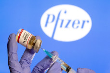Pfizer: Vaksin Booster...