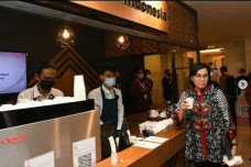 Potret Sri Mulyani Menyeruput...