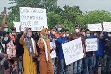 Ratusan Sopir Truk Pengangkut...