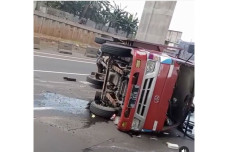 Truk Muatan Kaca Terbalik,...