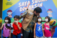 Airlangga: Vaksinasi...