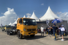 Mengaspal di Makassar,...
