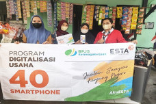 Bagi-bagi Ponsel untuk...