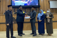 Bupati Maros Serahkan...