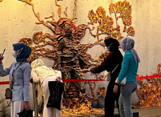 Mengintip Hiasan Terowongan...