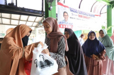 Emak-emak Serbu Bazar...