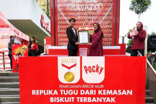 Bikin Tugu Raksasa dari...