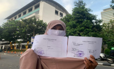 Mencari Keadilan, Nenek...