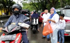 Berbagi 1.000 Paket...