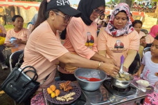 Mak Ganjar Ajarkan Ibu-ibu...