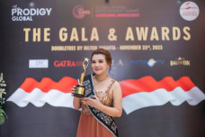 Dapat Penghargaan Figur...